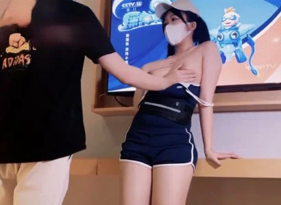 Người bán TV xinh đẹp cùng người khách may mắn