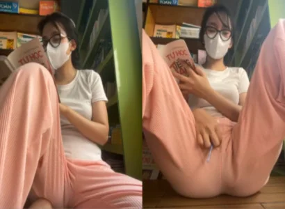 Thiếu nữ vừa đọc sách vừa nhét sextoy vào lồn cho sướng