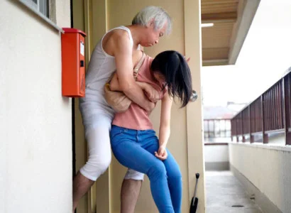 Nàng dâu mới bị bố chồng già hãm hiếp
