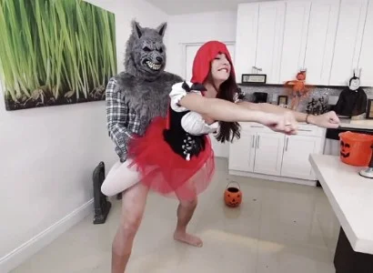 Nàng quàng khăn đỏ nện nhau trong bụi cây
