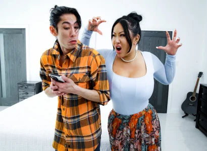 Con trai kia giúp mẹ kế xăm trổ hàng múp đạt cực khoái